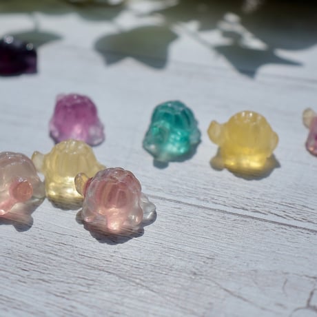 ［彫刻］［プチプラ］亀のフローライト　〜小さな幸運を連れて歩く〜【焦らず整える】約２cm