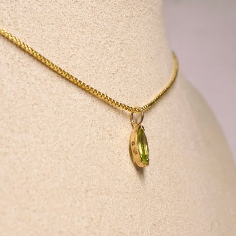 ［ペンダント］K18 ペリドット0.55ct　胸元に残るひとすじの緑【4×8mm・チェーンプレゼント】