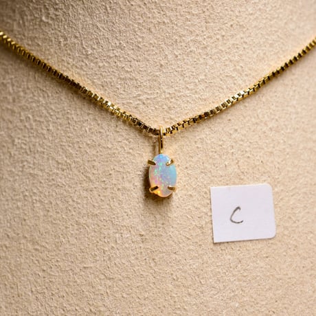 ［ペンダント］［一点もの］K18刻印　イエローゴールド オパール 虹色の遊色 4×6mm 0.2ct