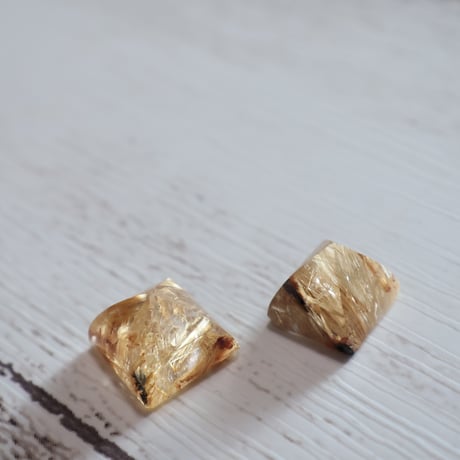 ［置物］タイチンルチルクォーツ ピラミッド　〜金針の頂点〜【金運を引き寄せる石】