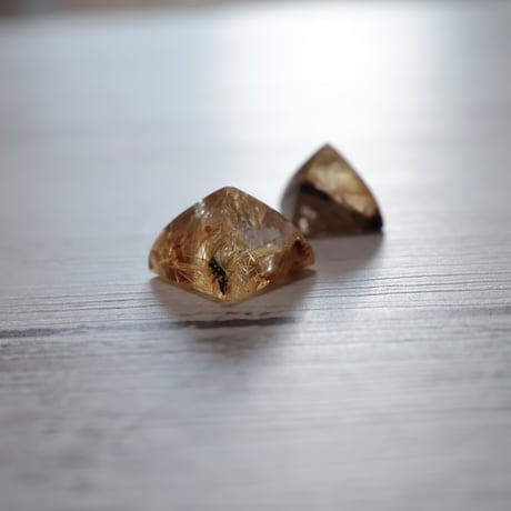 ［置物］タイチンルチルクォーツ ピラミッド　〜金針の頂点〜【金運を引き寄せる石】