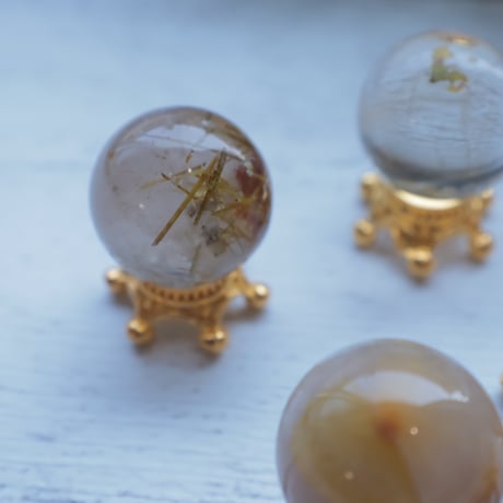 ［丸玉］［プチプラ］ルチルクォーツ 〜金線の余韻を楽しむ〜【前に進むきっかけに】約15mm 台座付き