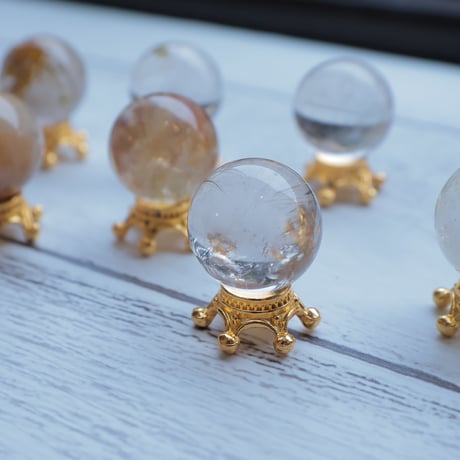 ［丸玉］［プチプラ］ルチルクォーツ 〜金線の余韻を楽しむ〜【前に進むきっかけに】約15mm 台座付き