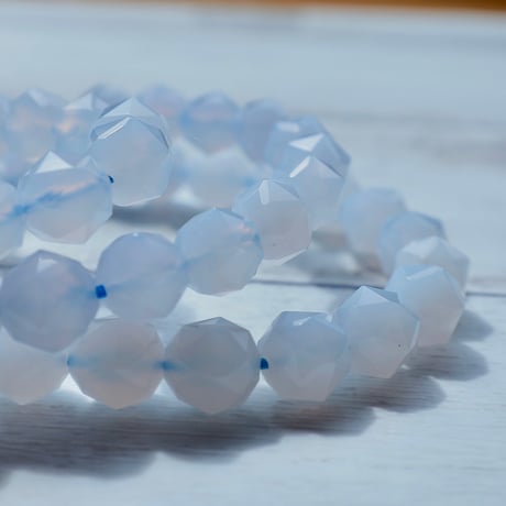 ［ブレスレット］ブルーカルセドニー スターカット　〜空色を細かく刻んで〜【言葉と心を穏やかにつなぐ】7.5mm 内径約16.5cm