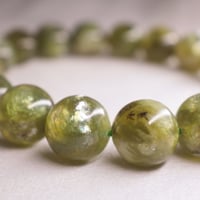 ［ブレスレット］［一点もの］銀色に艶めくグリーンマイカ【森の光を閉じ込めて】11.5mm 内径17cm