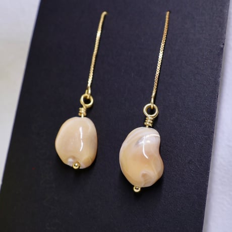 ［ピアス］［プチプラ］マザーオブパール　〜ミルクティー色の艶〜【顔まわりを柔らかく見せる】アメリカンピアス 13mm