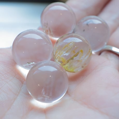 ［丸玉］［プチプラ］内包物入り水晶 〜小さな景色を閉じ込めて〜【空間と気持ちを整える】約15mm 台座付き