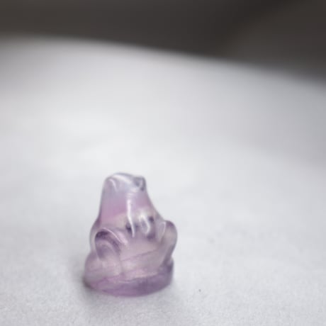［彫刻］［プチプラ］カエルのフローライト　〜幸運を連れて帰る〜【流れを変える】約2cm