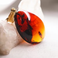 ［ペンダント］［一点もの］天然バルト海琥珀　グラデーションアンバー｜暗赤から橙へ変わる色｜約35mm 45cmチェーン