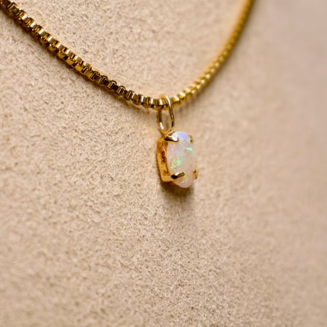 ［ペンダント］［一点もの］K18刻印　イエローゴールド オパール 虹色の遊色 4×6mm 0.2ct