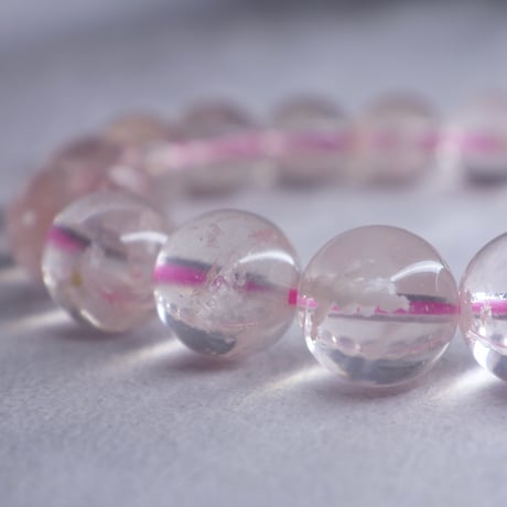 ［ブレスレット］セリサイトインローズクォーツ 白い羽根模様 10〜12.5mm