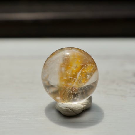 ［丸玉］［一点もの］細いルチル入りオーロラクォーツ　〜光を映す黄金の景色〜【前向きな一歩】約15mm