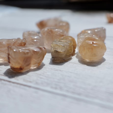 彫刻］ルチルクォーツ貔貅　〜黄金を呼び込む神獣〜【金運と繁栄のお守り】約20mm