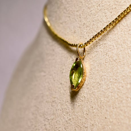 ［ペンダント］K18 ペリドット0.55ct　胸元に残るひとすじの緑【4×8mm・チェーンプレゼント】
