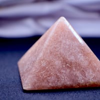 ［置物］［一点もの］砂糖状晶洞研磨の本物のピンクアメジスト ［ピンクアメジスト　しゃりしゃり光るピラミッド　44×32mm