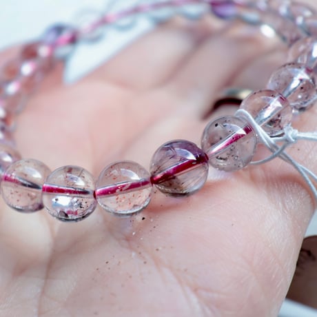 ［ブレスレット］［一点もの］スーパーセブン　虹入り　透明水晶に紫と赤の景色　7.7mm