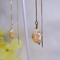 ［ピアス］［プチプラ］マザーオブパール　〜ミルクティー色の艶〜【顔まわりを柔らかく見せる】アメリカンピアス 13mm