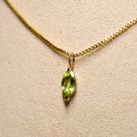 ［ペンダント］K18 ペリドット0.55ct　胸元に残るひとすじの緑【4×8mm・チェーンプレゼント】