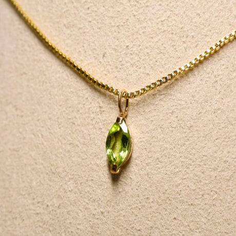 ［ペンダント］K18 ペリドット0.55ct　胸元に残るひとすじの緑【4×8mm・チェーンプレゼント】