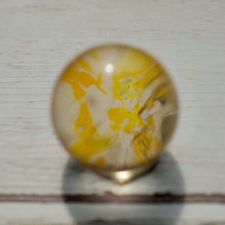 ［丸玉］［一点もの］細いルチル入りオーロラクォーツ　〜金色の景色を閉じ込めて〜【流れを動かす】約15mm