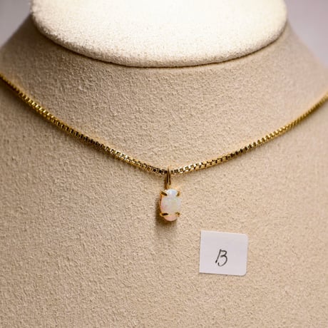 ［ペンダント］［一点もの］K18刻印　イエローゴールド オパール 虹色の遊色 4×6mm 0.2ct