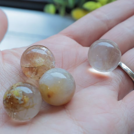 ［丸玉］［プチプラ］ルチルクォーツ 〜金線の余韻を楽しむ〜【前に進むきっかけに】約15mm 台座付き