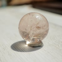 ［一点もの］ヴィーナスヘアルチル入りオーロラクォーツ丸玉　約20mm　〜淡い桜色に浮かぶ金の糸〜【豊かさの流れを育てる】