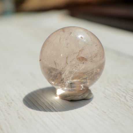 ［一点もの］ヴィーナスヘアルチル入りオーロラクォーツ丸玉　約20mm　〜淡い桜色に浮かぶ金の糸〜【豊かさの流れを育てる】