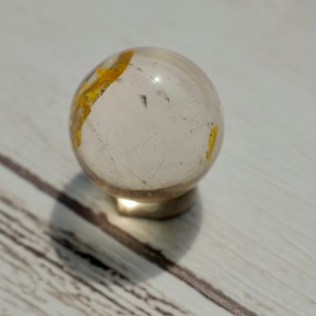 ［丸玉］［一点もの］細いルチル入りオーロラクォーツ　〜金色の景色を閉じ込めて〜【流れを動かす】約15mm