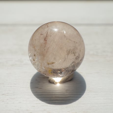 ［一点もの］ヴィーナスヘアルチル入りオーロラクォーツ丸玉　約20mm　〜淡い桜色に浮かぶ金の糸〜【豊かさの流れを育てる】