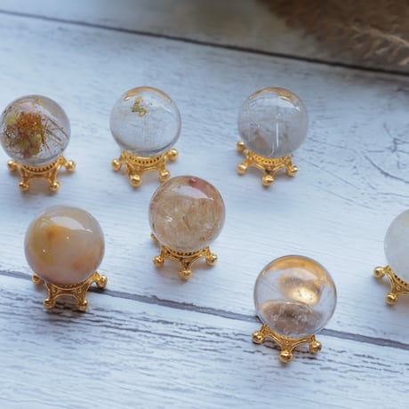 ［丸玉］［プチプラ］ルチルクォーツ 〜金線の余韻を楽しむ〜【前に進むきっかけに】約15mm 台座付き