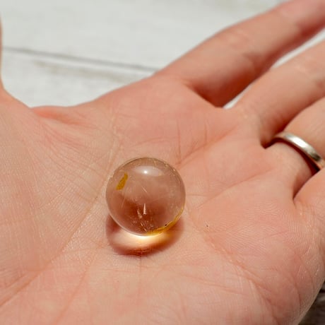 ［丸玉］［一点もの］細いルチル入りオーロラクォーツ　〜金色の景色を閉じ込めて〜【流れを動かす】約15mm