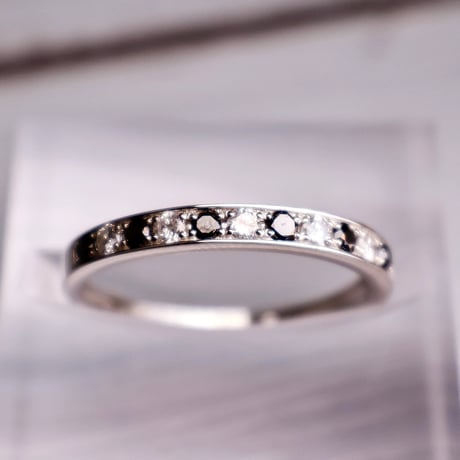 ［リング］PT950 ブラック&ホワイトダイヤモンド ハーフエタニティ 0.11ct×0.12ct【受注生産】【工房応援】
