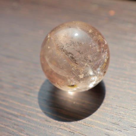 ［一点もの］ヴィーナスヘアルチル入りオーロラクォーツ丸玉　約20mm　〜淡い桜色に浮かぶ金の糸〜【豊かさの流れを育てる】