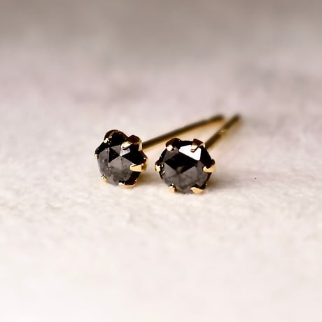 ［ピアス］K18イエローゴールド ブラックダイヤモンド 計0.20ct 3mm 一粒スタッドピアス