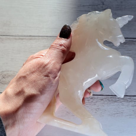 ［彫刻］［1点もの］ホワイトオニキス ユニコーン　乳白色に淡いピーチの模様　高さ12.5cm