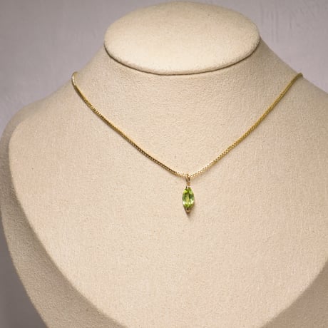 ［ペンダント］K18 ペリドット0.55ct　胸元に残るひとすじの緑【4×8mm・チェーンプレゼント】
