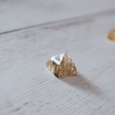 ［置物］タイチンルチルクォーツ ピラミッド　〜金針の頂点〜【金運を引き寄せる石】