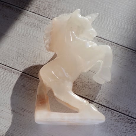［彫刻］［1点もの］ホワイトオニキス ユニコーン　乳白色に淡いピーチの模様　高さ12.5cm