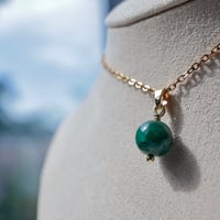 ［ペンダント］［オリジナルデザイン］コロンビア産エメラルド 9.4mm　K18gpステンレス 小豆チェーン45cm