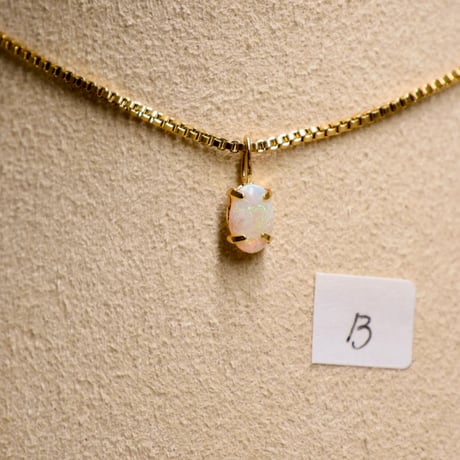 ［ペンダント］［一点もの］K18刻印　イエローゴールド オパール 虹色の遊色 4×6mm 0.2ct