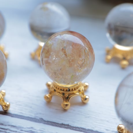 ［丸玉］［プチプラ］ルチルクォーツ 〜金線の余韻を楽しむ〜【前に進むきっかけに】約15mm 台座付き
