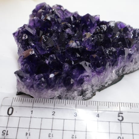 ［クラスター］［一点もの］［ハイクォリティ］ウルグアイ産アメジスト｜横長に広がる濃紫の結晶｜158.3g