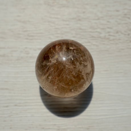 ［一点もの］ヴィーナスヘアルチル入りオーロラクォーツ丸玉　約20mm　〜淡い桜色に浮かぶ金の糸〜【豊かさの流れを育てる】