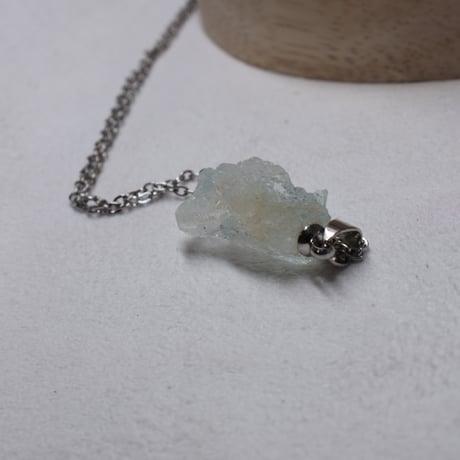 ［ペンダント］［一点もの］アクアマリン原石｜氷みたいな淡い水色【ステンレス・小豆チェーン40cm】約28mm