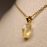［ペンダント］［一点もの］虹入り 天然シトリン　透明な蜂蜜色　K18GPステンレス45cm　約18mm
