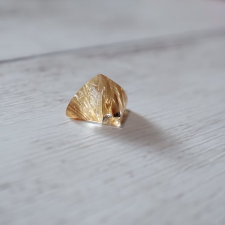 ［置物］タイチンルチルクォーツ ピラミッド　〜金針の頂点〜【金運を引き寄せる石】