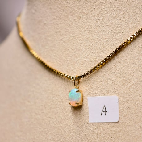 ［ペンダント］［一点もの］K18刻印　イエローゴールド オパール 虹色の遊色 4×6mm 0.2ct