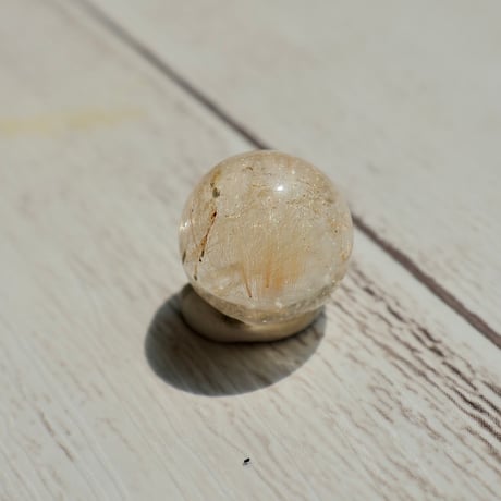 ［丸玉］［一点もの］ヴィーナスヘアルチルクォーツ　〜光をやさしく束ねる金の糸〜【前向きな一歩を応援】約15mm