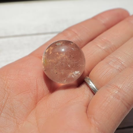 ［一点もの］ヴィーナスヘアルチル入りオーロラクォーツ丸玉　約20mm　〜淡い桜色に浮かぶ金の糸〜【豊かさの流れを育てる】